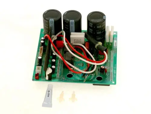 Bosch Hauptplatine mit mehreren Kondensatoren, zahlreichen Bauteilen und Anschlusskabeln auf einer grünen Leiterplatte. Eine Tube mit G-777 Kleber und zwei Steckverbindern sind daneben.
